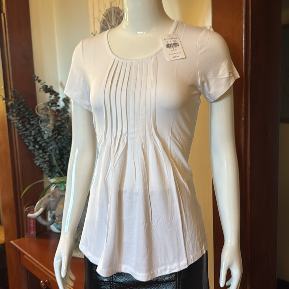 NWT northern reflections size small Elegant White Pleated Women's Top